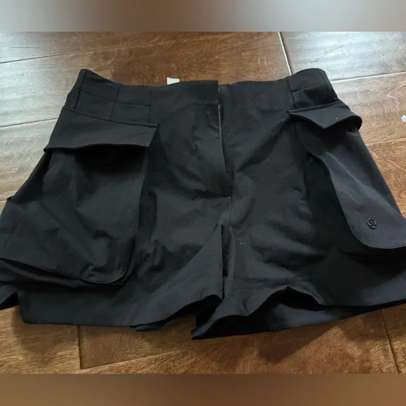 Lululemon Athletica Black Cargo Shorts Athletic Style - Picture 1 of 3